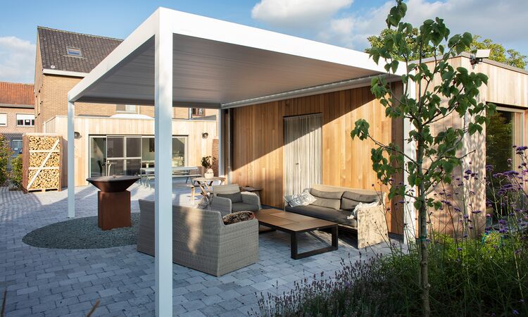 Pergola aus weißem Aluminium mit geschlossenen Lamellen