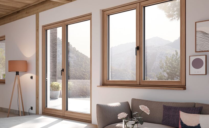 Innenaufnahme eines Wohnzimmers mit Fenster und Terrassentür aus Holz