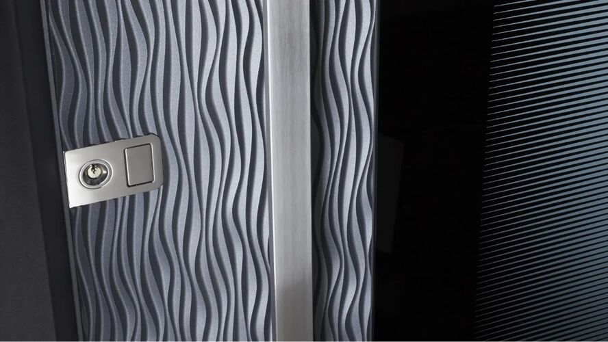Detailansicht eines Schmuckelements an einer dunklen Aluminium-Haustür