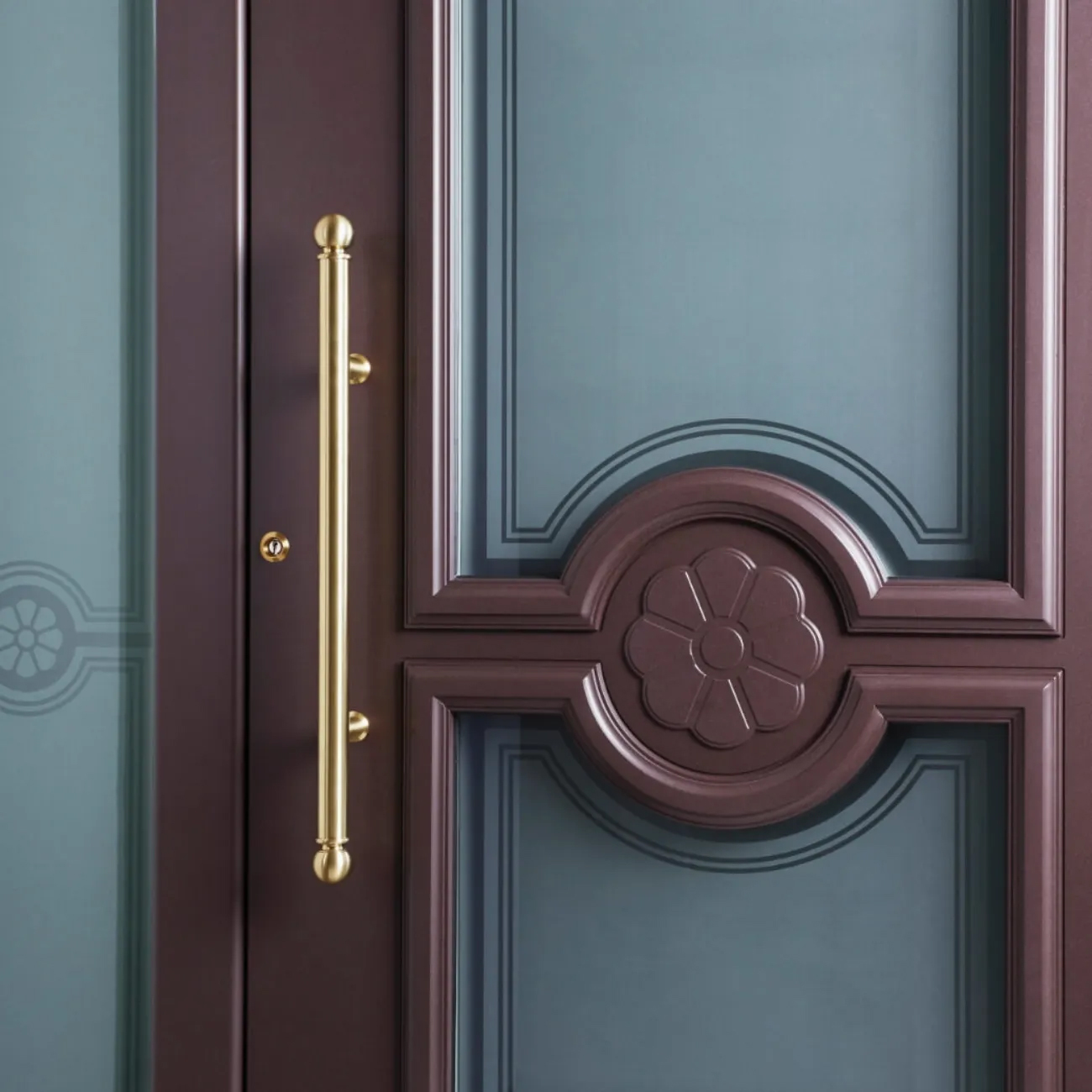 Detailaufnahme einer Bordeaux-Roten Aluminium-Haustür im klassischen Design