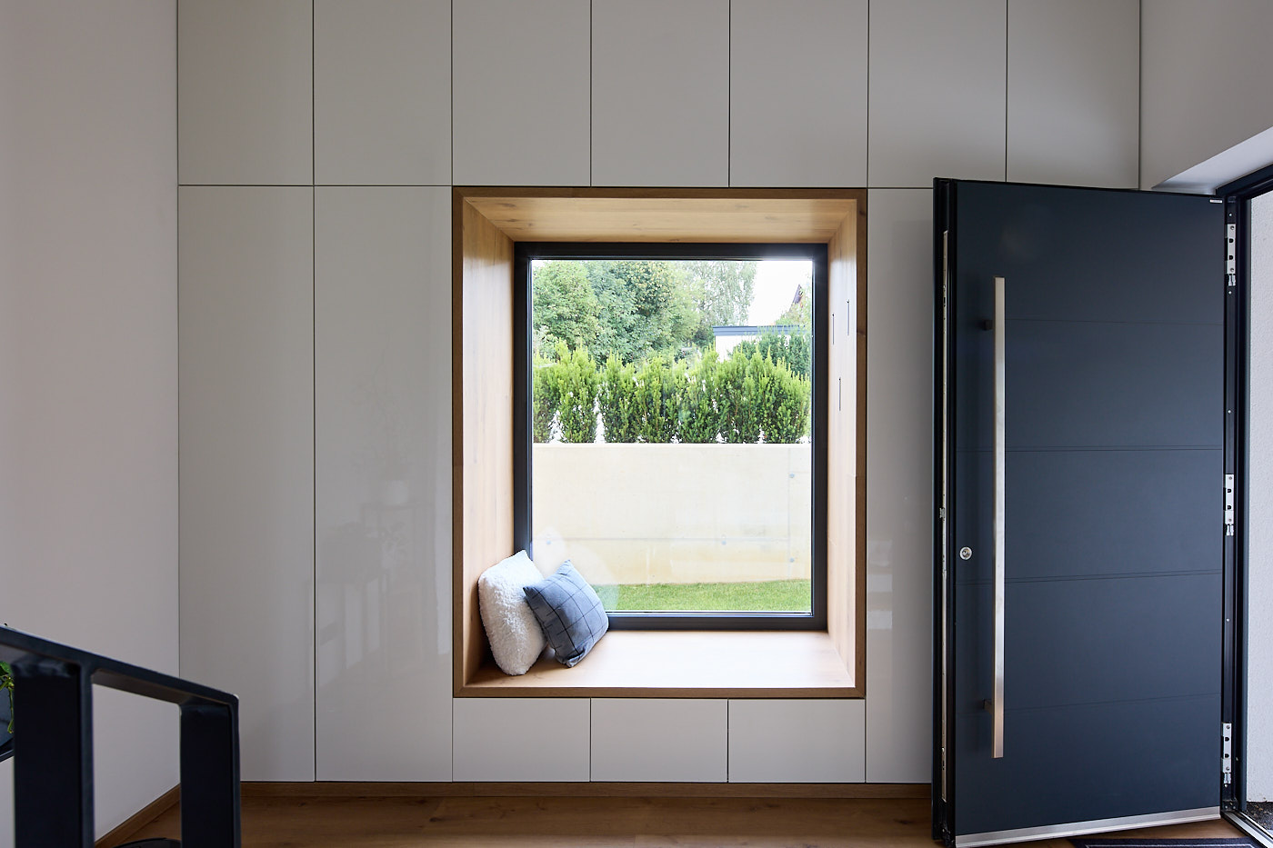 Innenansicht einer geöffneten dunklen Haustür aus Holz-Aluminium