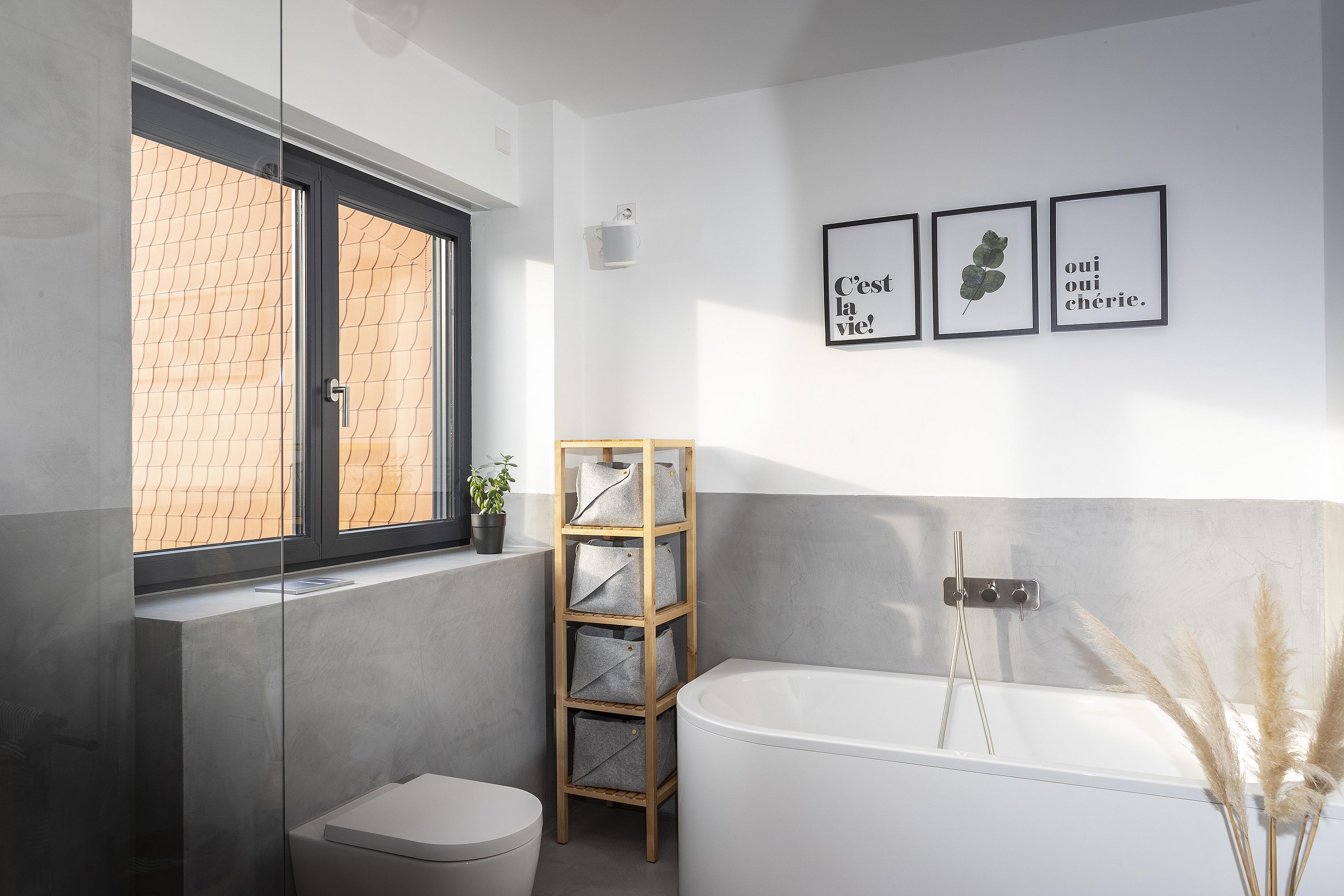 Modernes Badezimmer mit Badewanne und 2-flügeligem Fenster aus dunklem Kunststoff