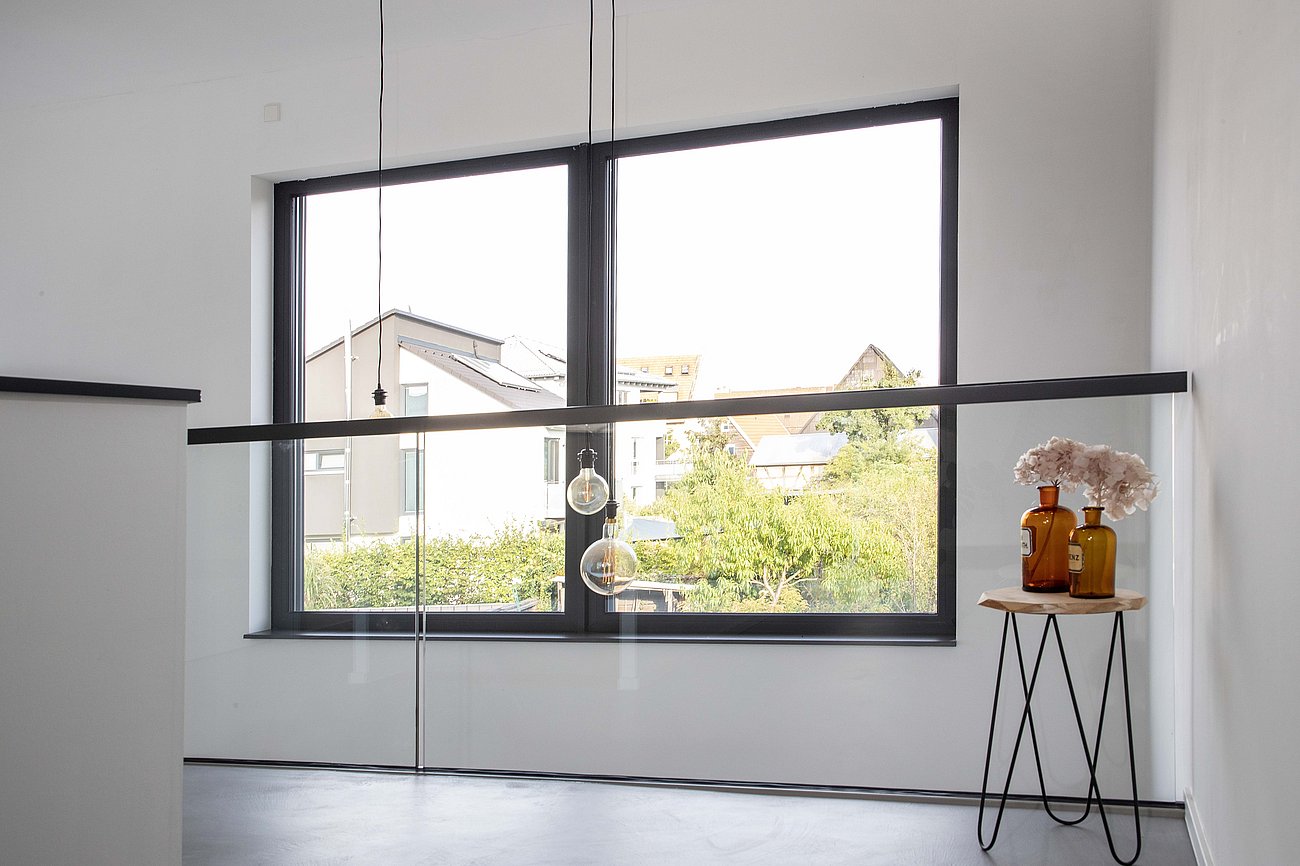 Innenaufnahme eines großen Kunststoff-Fensters mit zwei feststehenden Flügeln