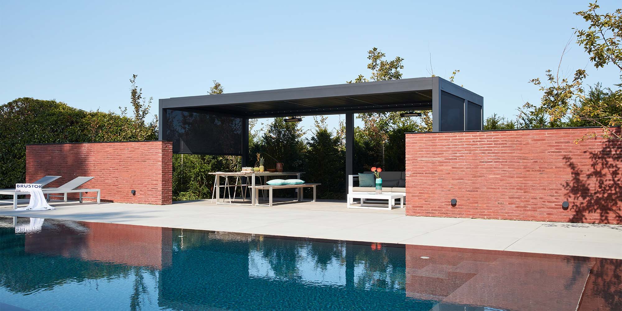 Lamellendach-Pergola mit seitlichen Textilscreens als Überdachung einer Terrasse mit Pool